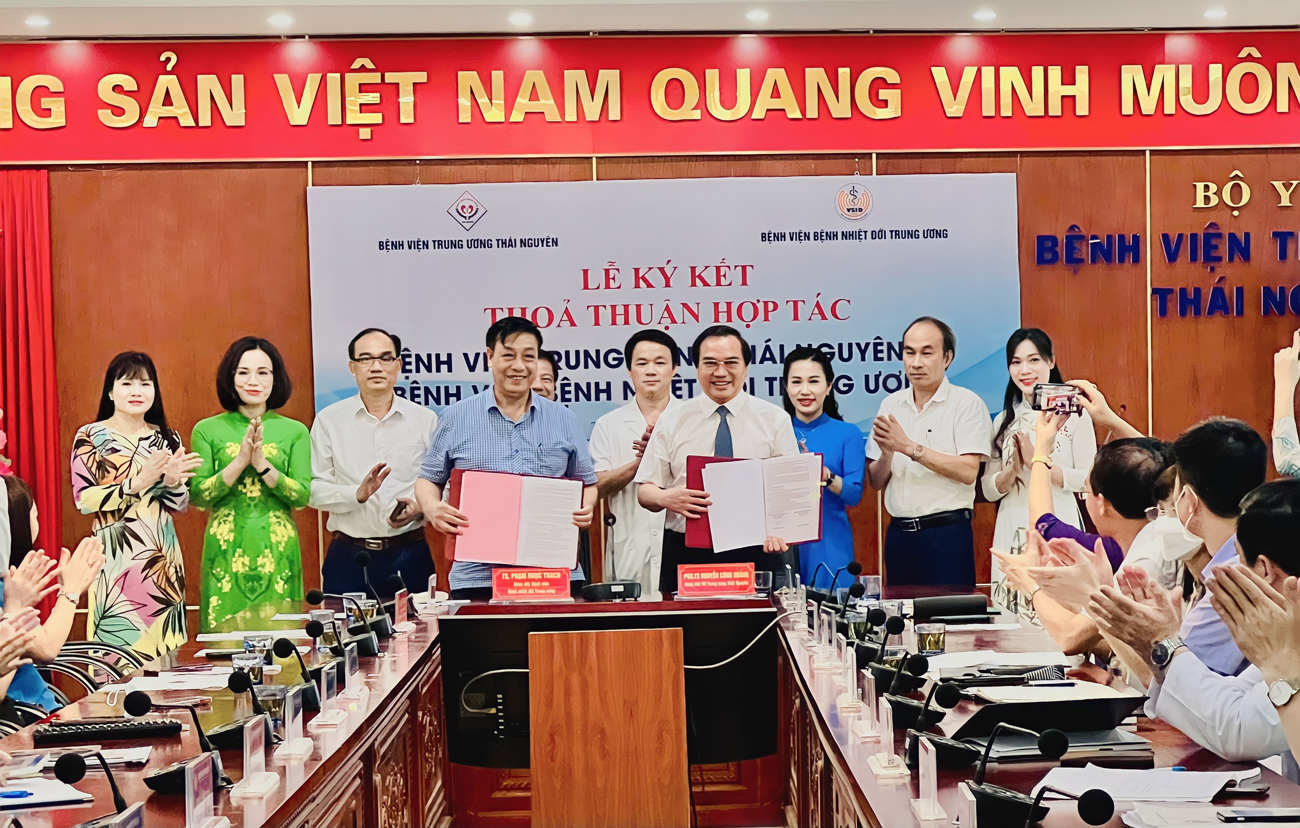 KÝ KẾT BIÊN BẢN GHI NHỚ  GIỮA BỆNH VIÊNTRUNG ƯƠNG THÁI NGUYÊN VÀ BỆNH VIỆN BỆNH NHIỆT ĐỚI TRUNG ƯƠNG