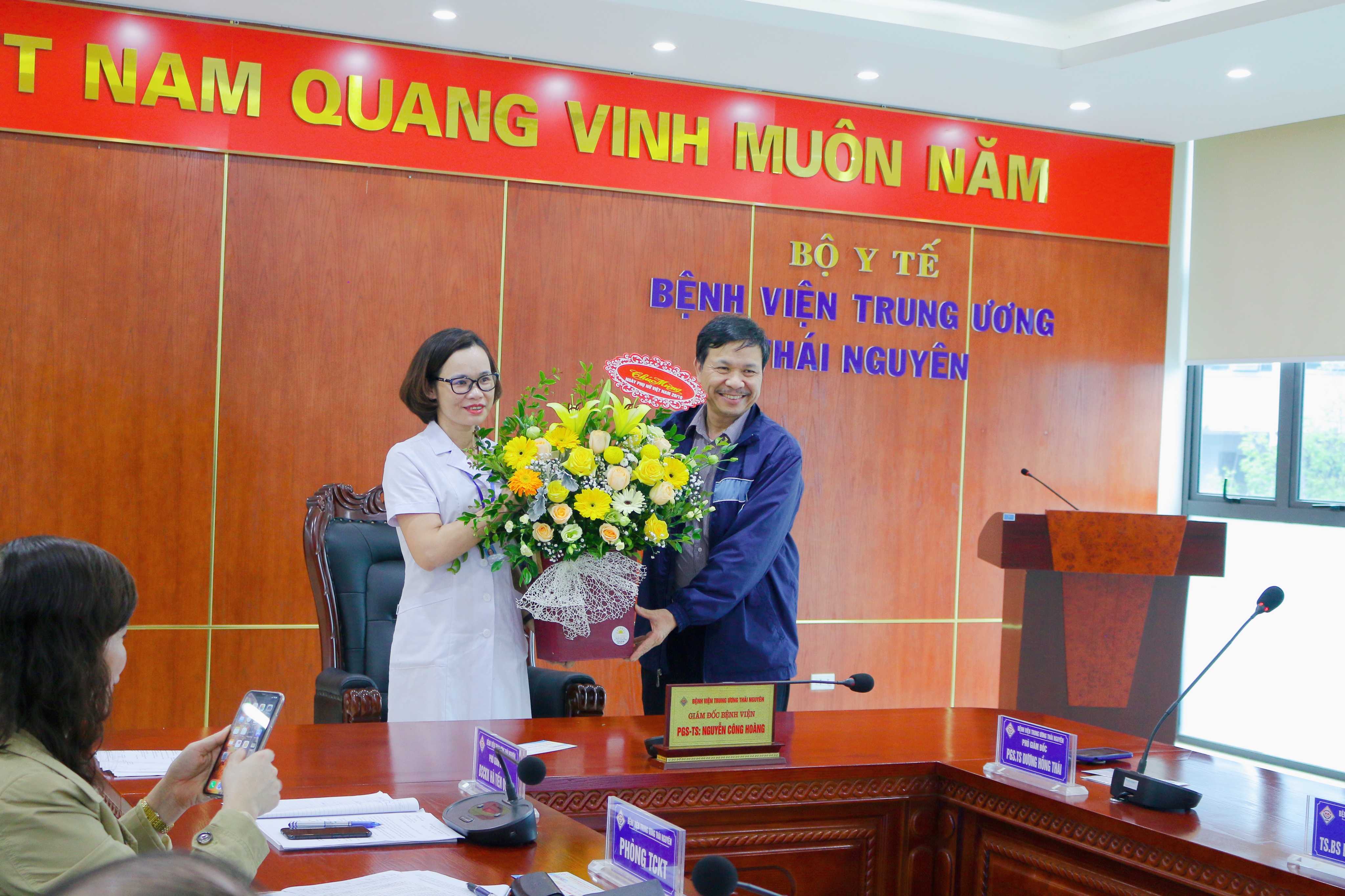 Lãnh đạo Bệnh viện tặng hoa, chúc mừng nữ cán bộ, viên chức nhân ngày Phụ nữ Việt Nam 20/10