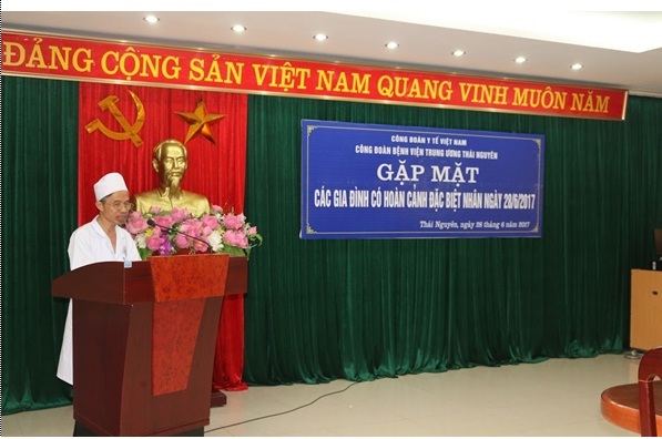 Công đoàn Siêu nổ hũ
  Tổ chức gặp mặt và tặng quà các gia đình CBVC có hoàn cảnh đặc biệt Nhân ngày Gia đình Việt Nam 28/6/2017